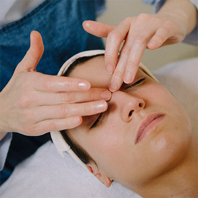 Massage dưỡng sinh vùng mắt